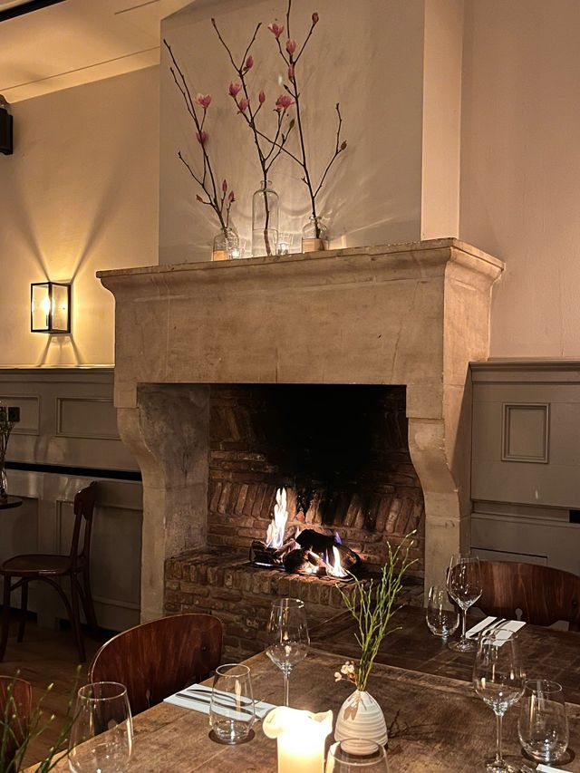 Reuring openhaard in restaurant