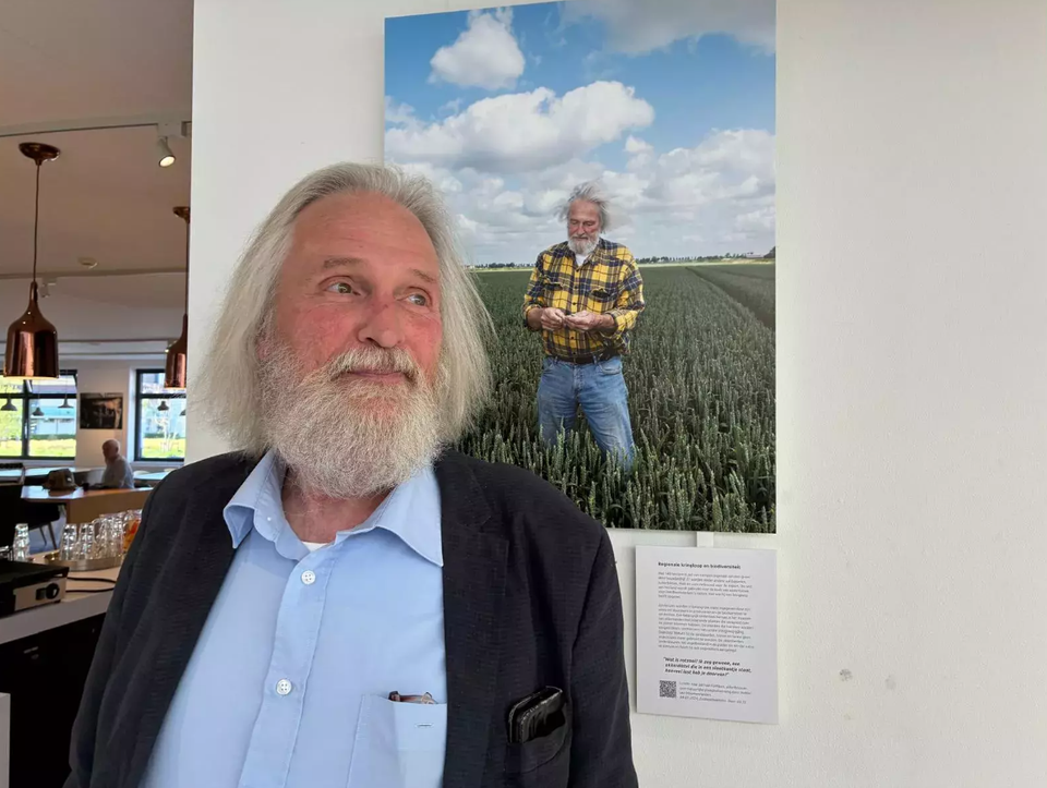 Een man bij de Fototentoonstelling ‘2040 – Landbouw in Transitie’