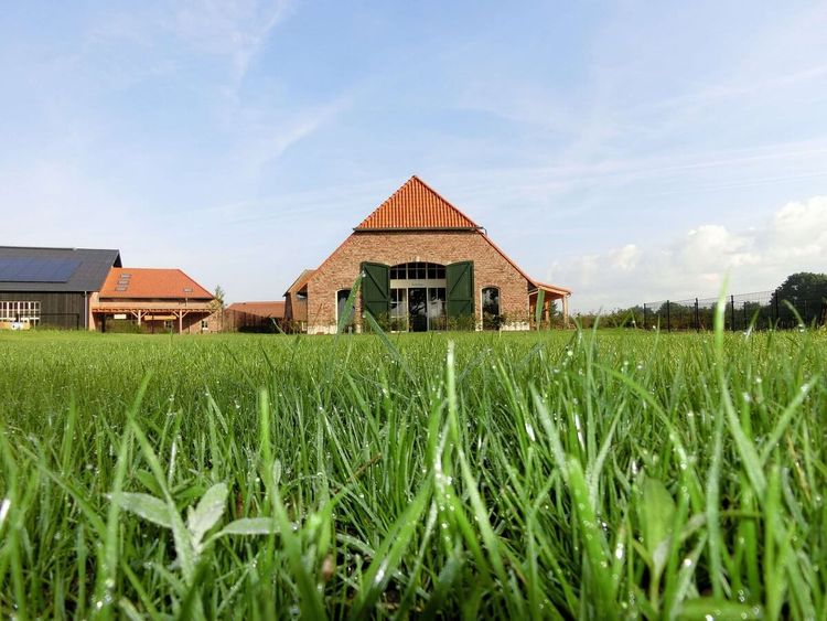 Het Buitenhuys met 10 slaapkamers en 10 badkamers voor groepen tot maximaal 35 personen.