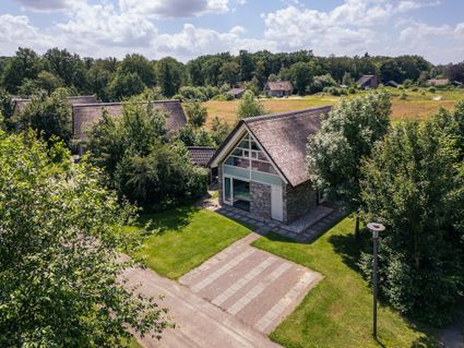 Luxe villa, vrijstaand en rietgedekt, met tuin, terras en 2 parkeerplaatsen, 2, 3 of 4 slaapkamers en 1 of 2 badkamers, diverse privé wellness mogelijk  ± 115 m²