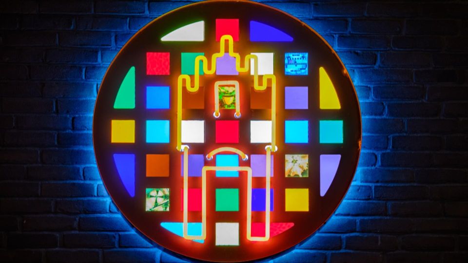 Een lichtgevend gekleurd glasornament.