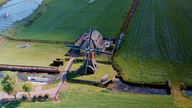Luchtfoto van de voorkant van de Doesmolen in Hoogmade