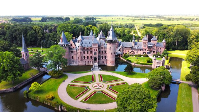 Dronefoto van Kasteel de Haar en haar tuinen