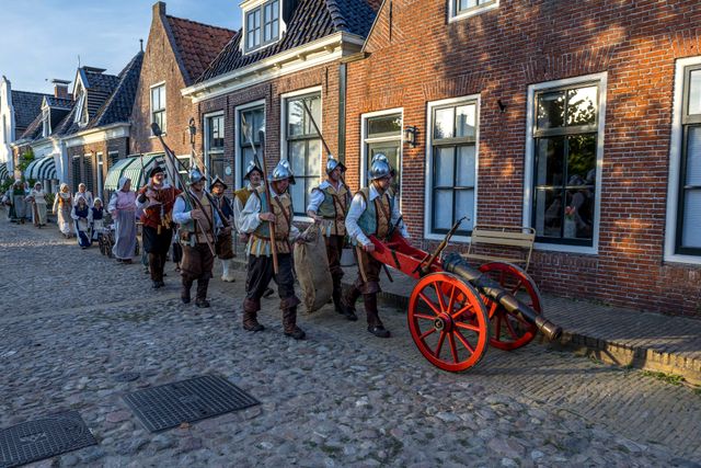 Kanongebulder in Sloten waarbij de stadsschutterij het kanon van Sloten afschiet op het molenerf van Korenmolen de Kaai.