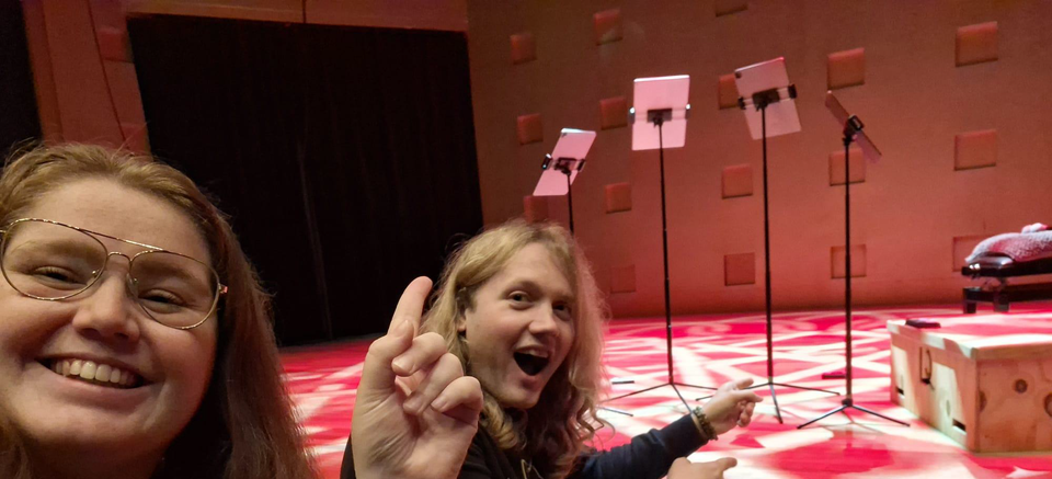 Twee studenten in de Aalmarktzaal van de Stadsgehoorzaal