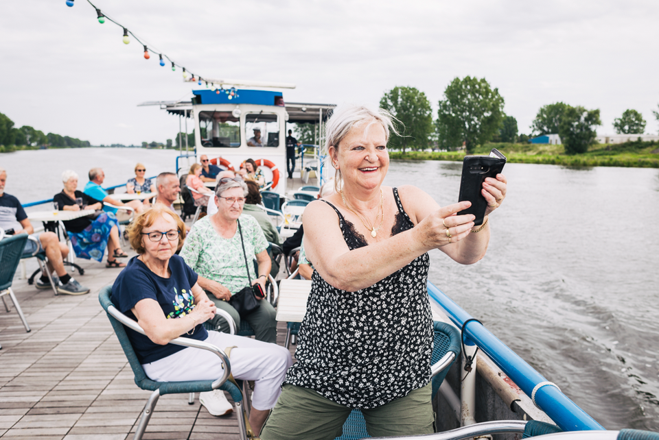 Passagier genießt den Blick vom Deck des Kanalboots Wiljo