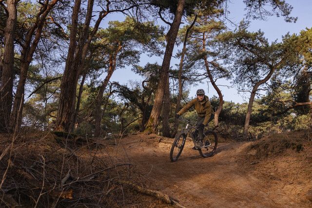 1 mountainbiker op het parcours van Best Noord