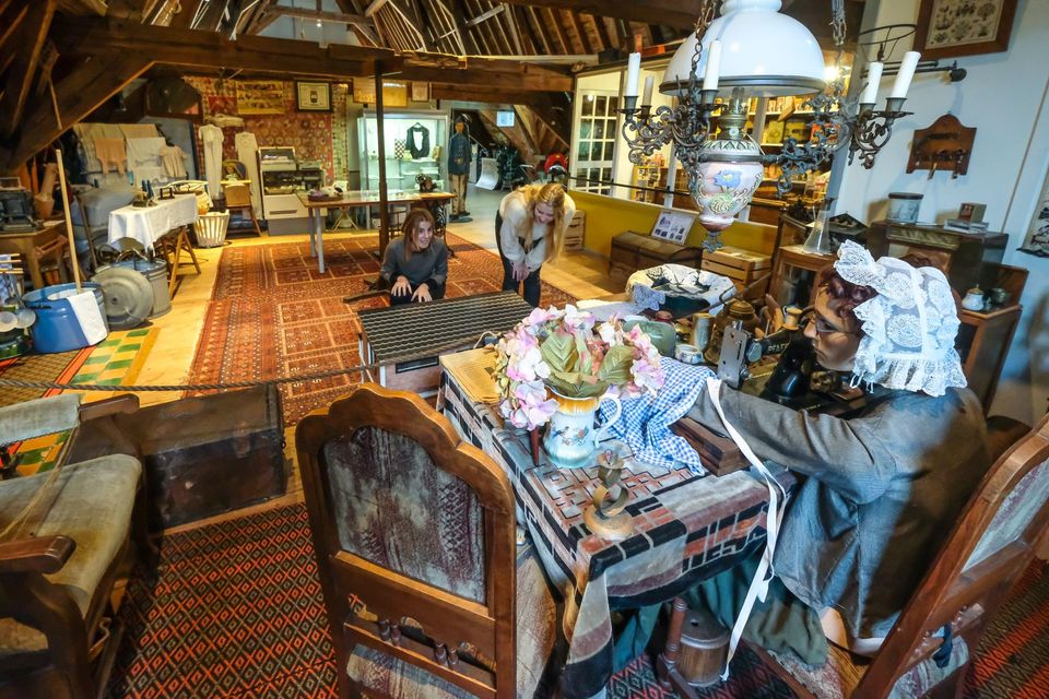 Bezoekers op de heemkundezolder in het Mauritshuis