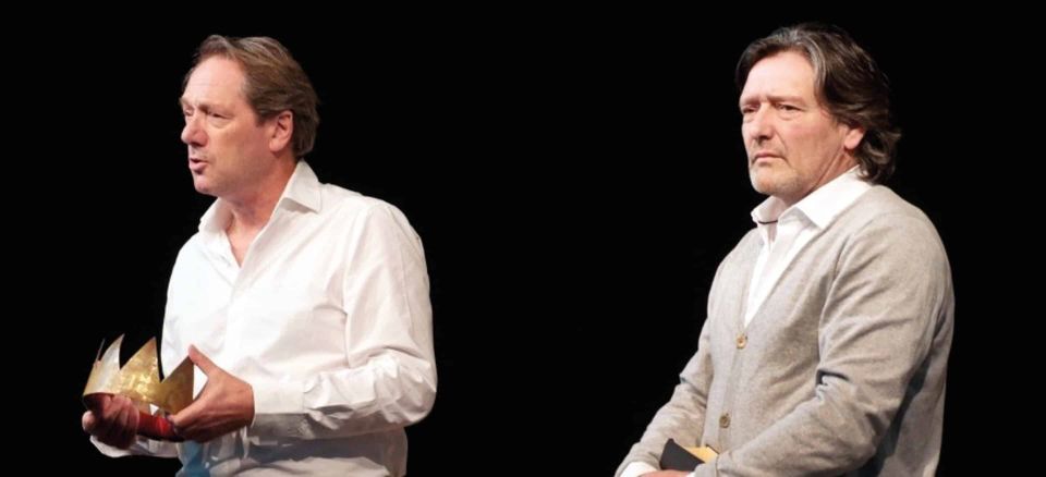 Een foto van twee mannen in het theater