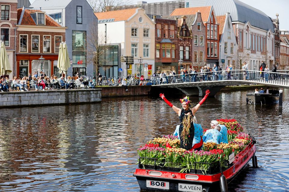 Veenmeermin op een boot door Leiden