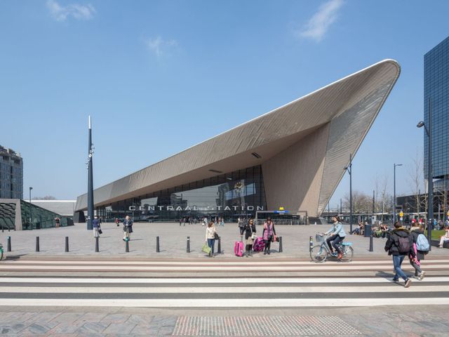 Uitzicht op de voorkant van het centraal station van Rotterdam