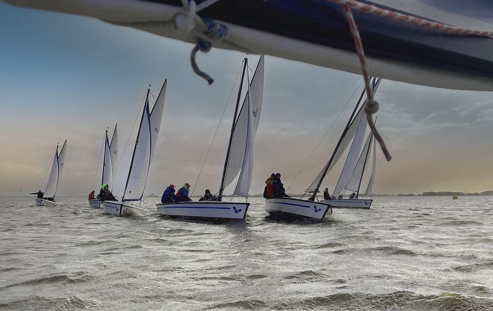 Maak een lange tocht over de Friese meren met andere gevorderde zeilers.