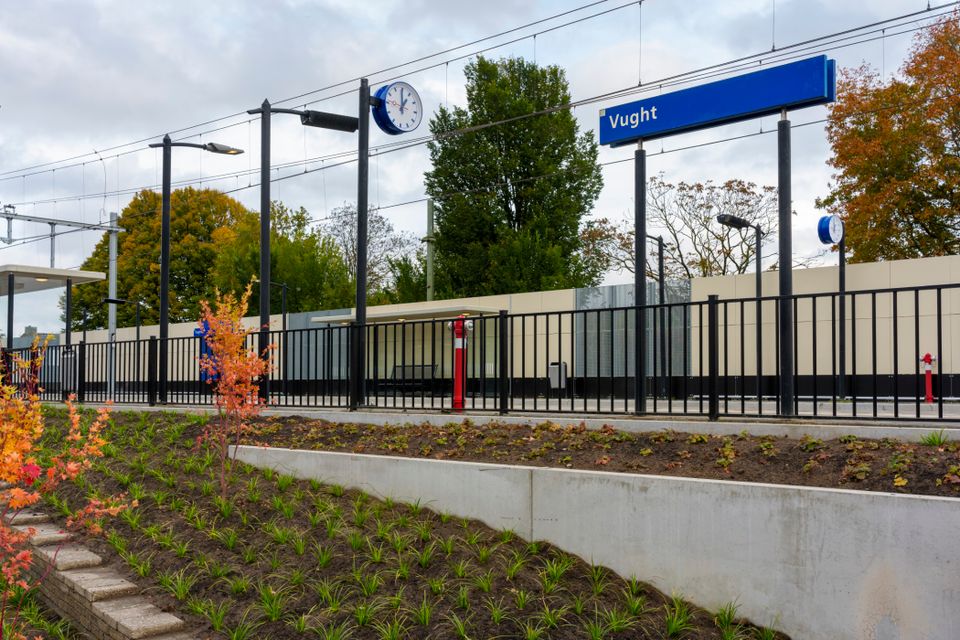 Stationsklok en plaatsnaambord op NS Station Bestevaer in Vught