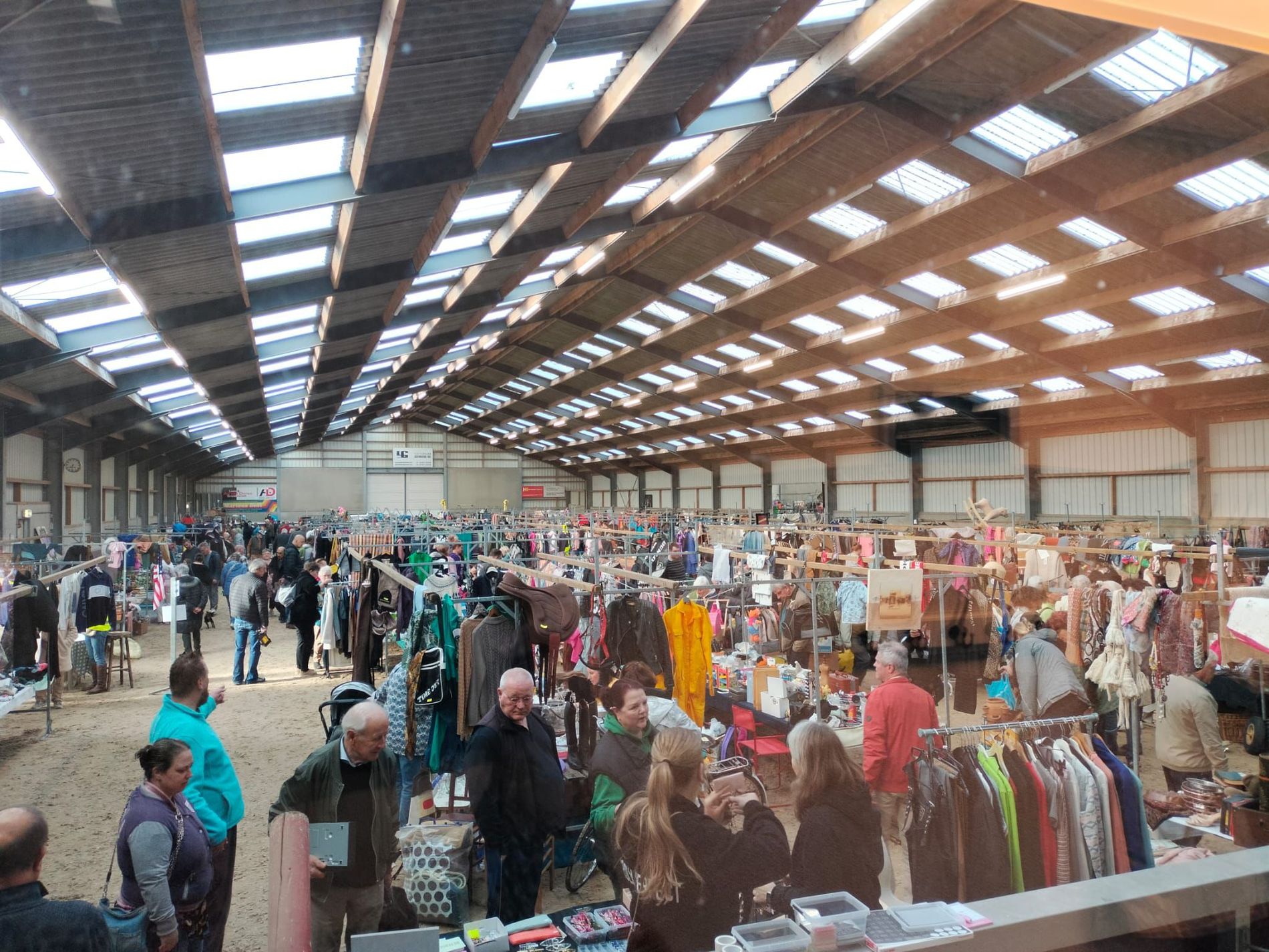 gezellige overdekte rommelmarkt in Best
