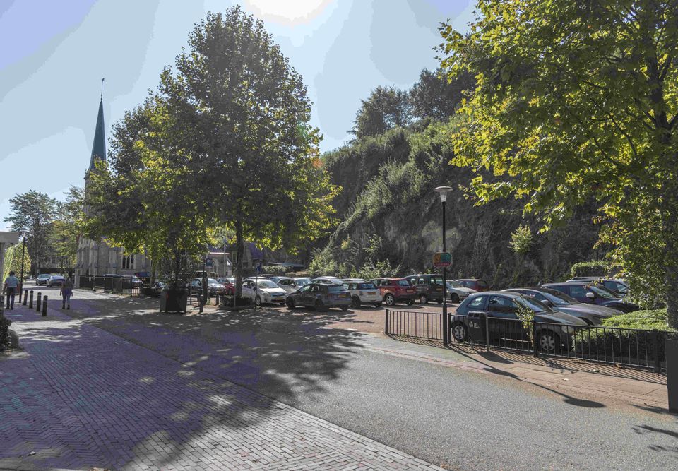 Valkenburg aan de Geul auto parkeren plein bomen