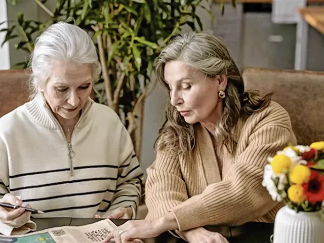 Twee vrouwen die met elkaar in gesprek zijn