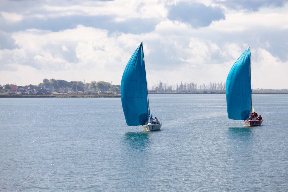 Zeilen op het Markermeer is een bijzondere ervaring. Het Markermeer is ontstaan nadat de Houtribdijk gesloten werd als aanzet naar het droogleggen van de Markerwaard. De Markerwaard is uiteindelijk nooit drooggelegd en is nu een enorm meer van 700 vierkante kilometer.