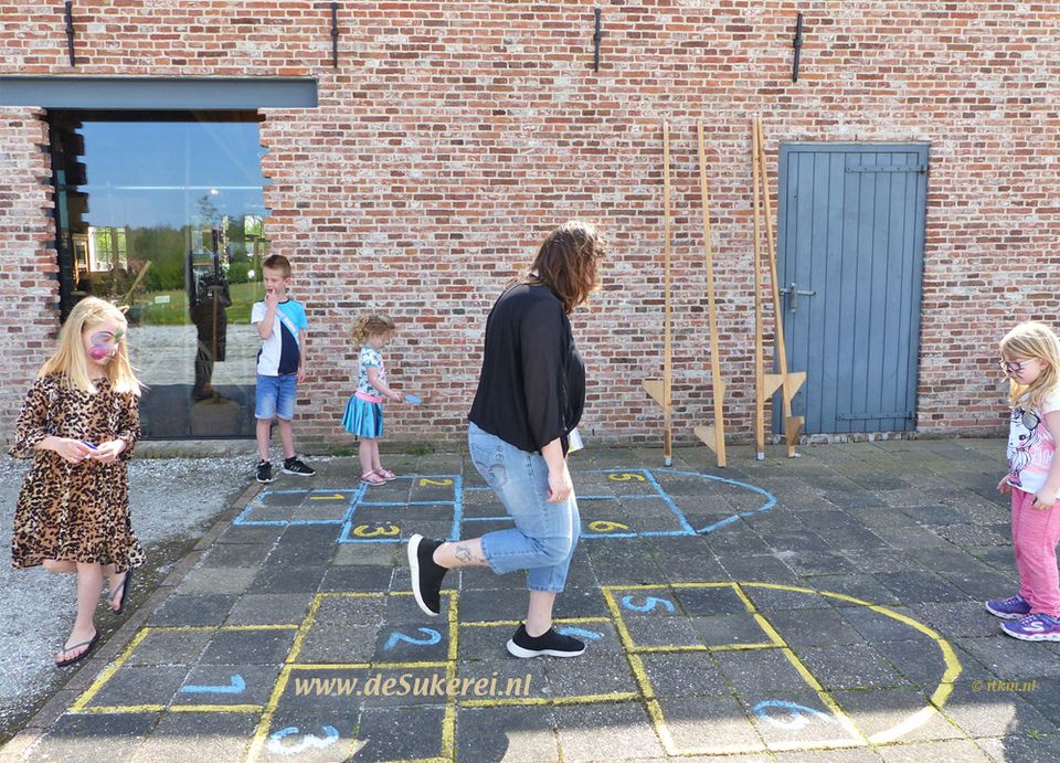 Oud-Hollandse spelletjes bij museum De Sûkerei