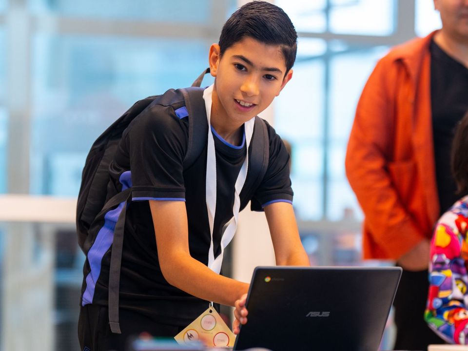 Jongen bezig met een experiment tijdens Science day