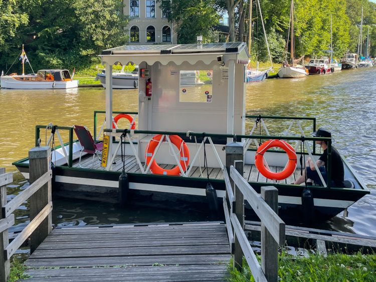 Het pontje voor anker aan de Noordersingel