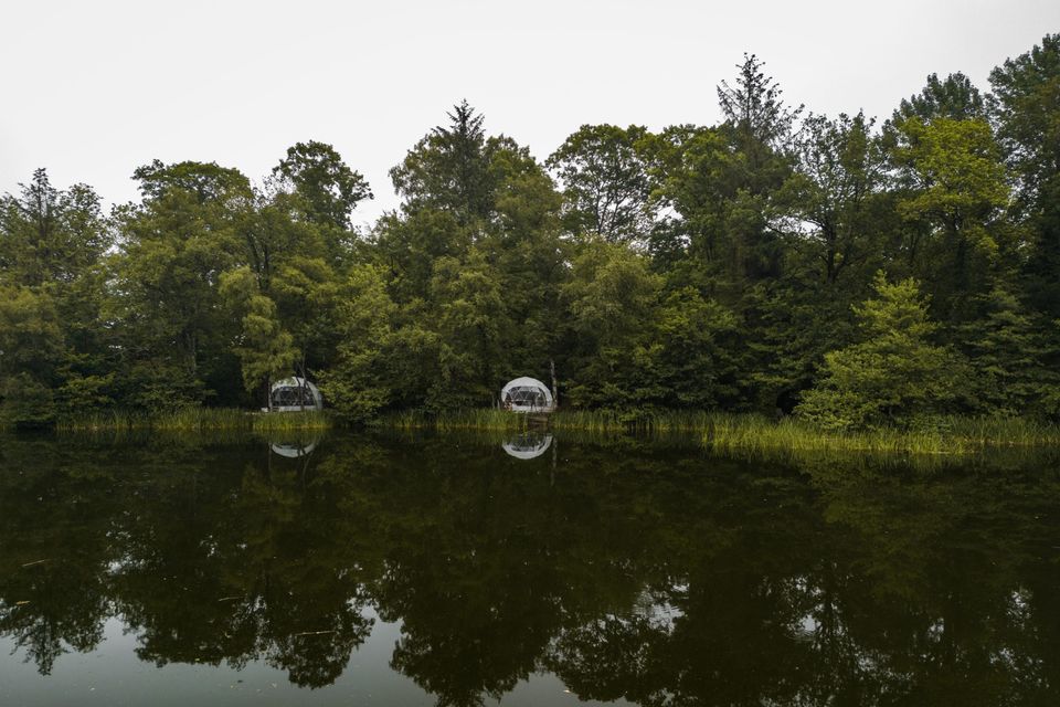 Eine Pingo-Ruine auf einem Naturcampingplatz mit zwei Unterkünften.