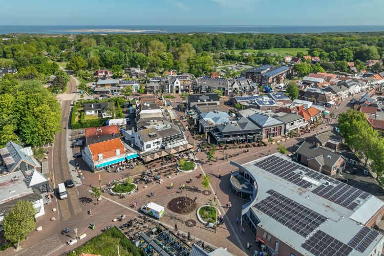 Een dronebeeld van het centrum van Renesse