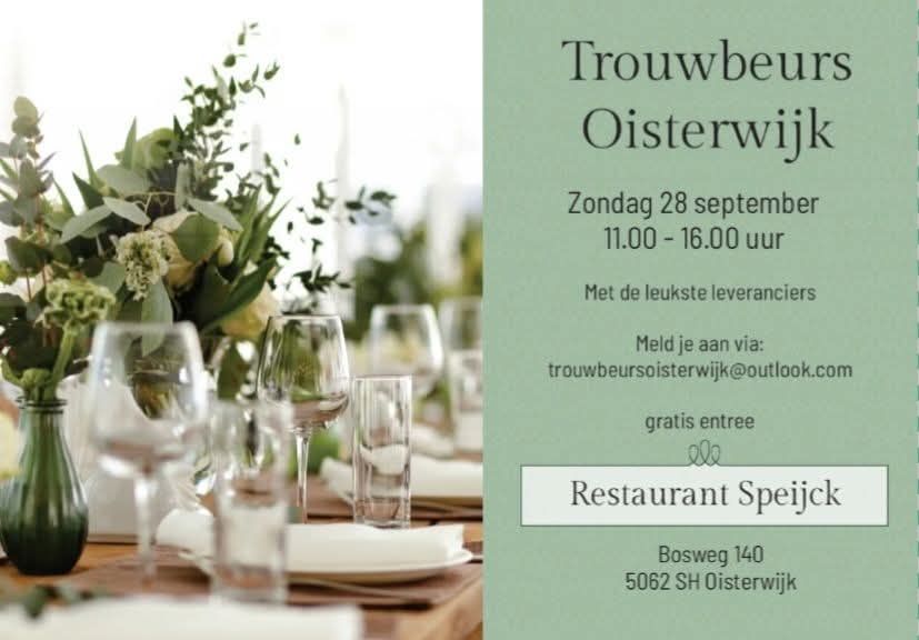 Aankondiging van de trouwbeurs. Op de foto staat een gedekte tafel met een groen/wit boeketje in een groen vaasje. Er voor staan wijnglazen.