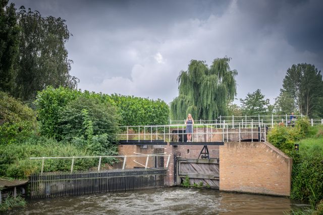 Foto van de Keenesluis bij Standdaarbuiten met een mevrouw bovenop de brug bij de sluis