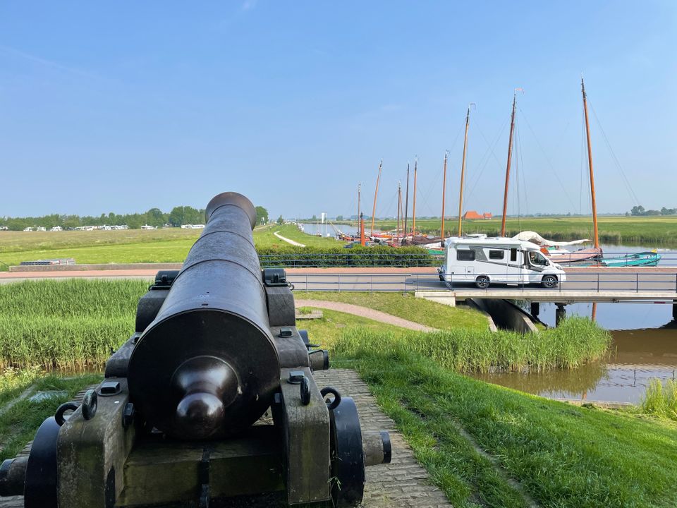 Camper rijdt langs Sloten.