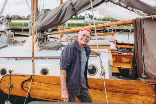 schipper in de haven van Zoutkamp
