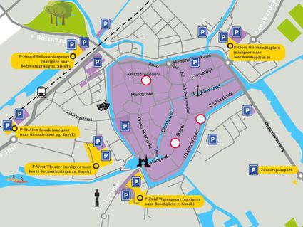 Plattegrond van de binnenstad van Sneek met de locaties van het doorrijverbod en de parkeerterreinen.