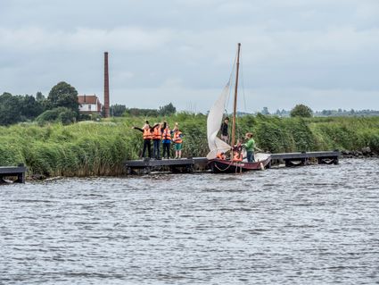 Kinderen krijgen zeil les op het Tjeukemeer