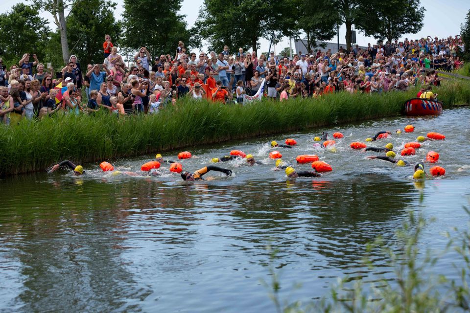 Maarten van der Weijden met meezwemmers
