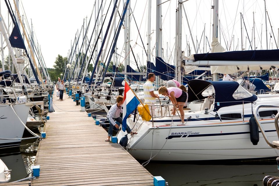 Vanaf Marina Muiderzand kun je letterlijk alle kanten op: Markermeer en IJsselmeer, de Randmeren, maar ook de Friese meren, het Waddengebied en de Noordzee zijn eenvoudig bereikbaar.