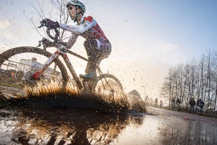 Fietsen door de modder tijdens de Centrumcross in Surhuisterveen