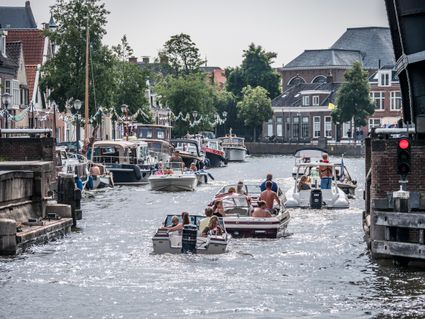 drukte op het water in de zomer in Sneek