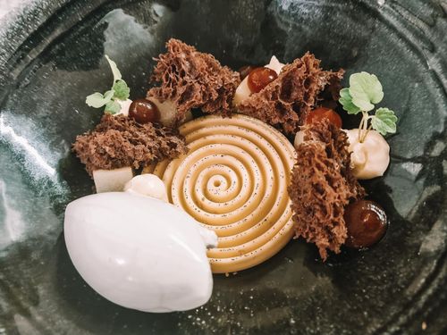 Een mooi opgemaakt gerecht op een bord van Restaurant Joon