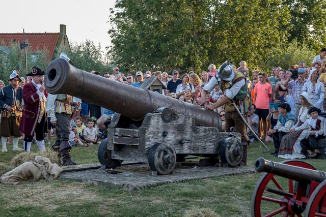 Kanongebulder in Sloten waarbij de stadsschutterij het kanon van Sloten afschiet op het molenerf van Korenmolen de Kaai.