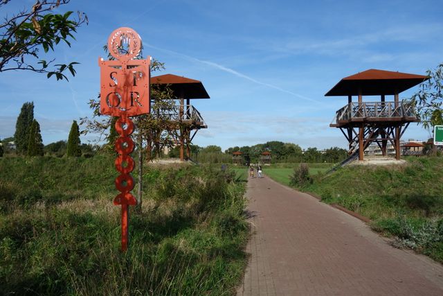 Overzicht over fort Matilo, met twee torens en twee fietsers