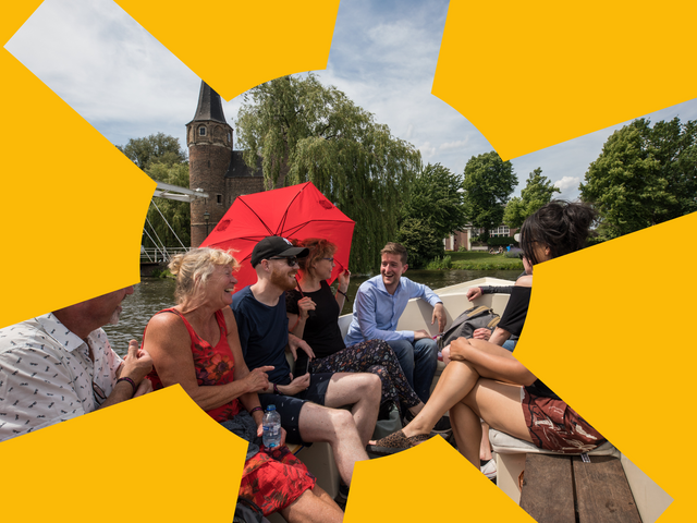 Mensen in een bootje op een Canal Tour tijdens het Delft Fringe Festival