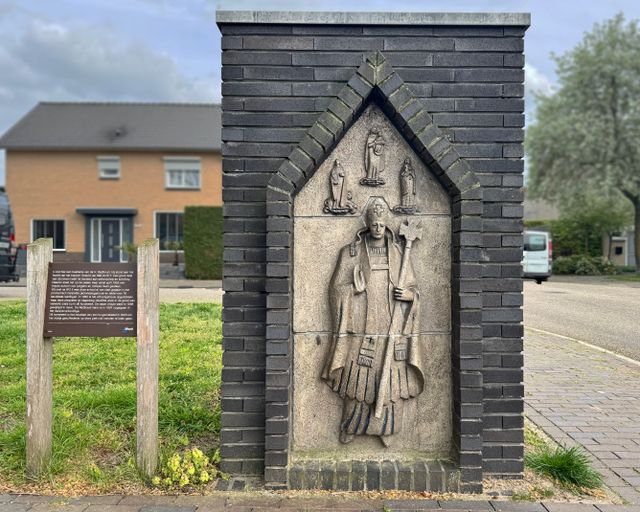 muurtje met ingemetselde plaquette van de heilige Radboud