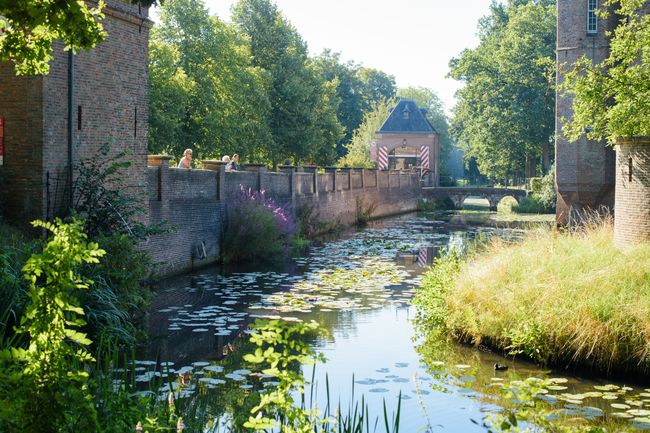De muren en gracht rondom Slot Zuylen