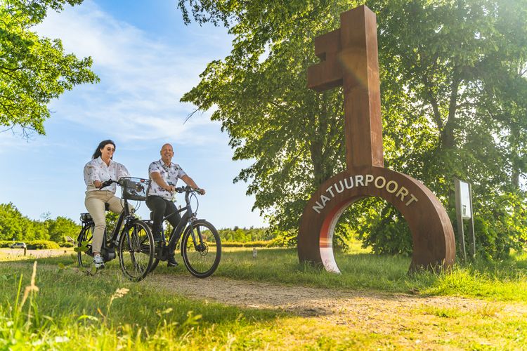 Fietsers bij natuurpoort Vennenhorst in Someren