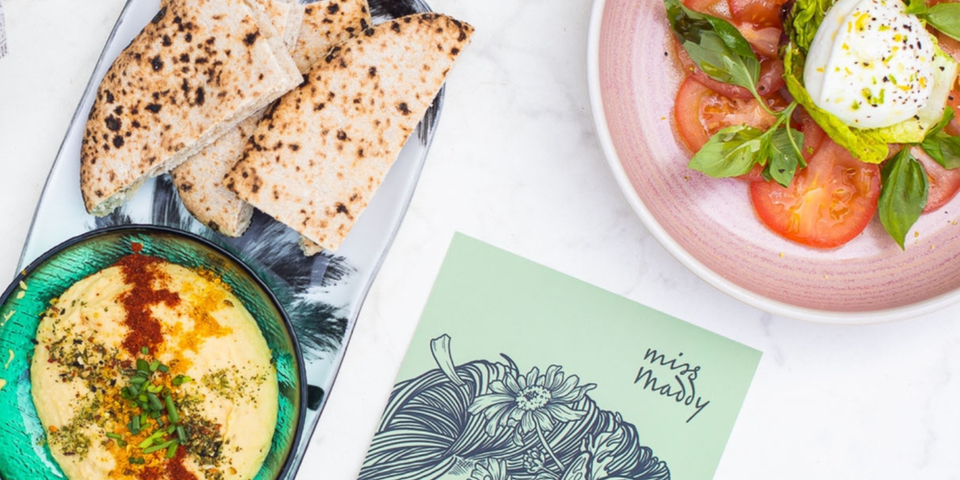 een tafel vol heerlijke vegan gerechten bij Miss Maddy in Delft