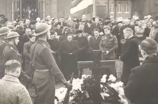 De vader van Wim staat als jonge jongen naast de militairen op de begrafenis.  