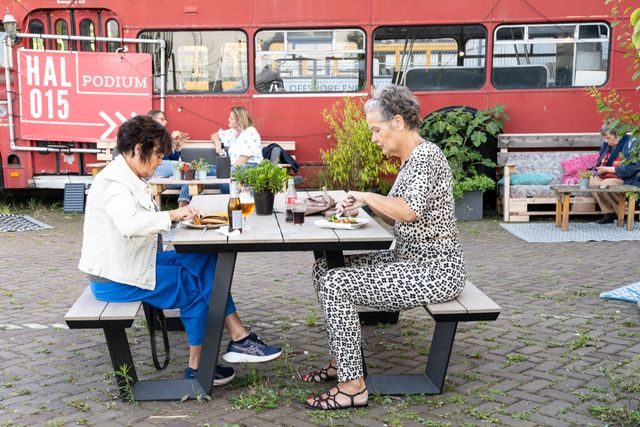 Mensen eten bij opening Delft Jazz