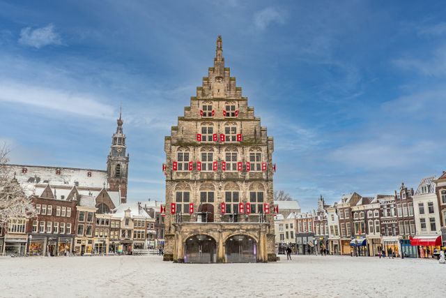 Het Stadhuis Gouda op een winterse dag met besneeuwde straten.