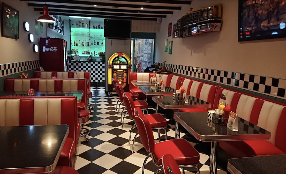 Binnen bij het restaurant Betty Boop