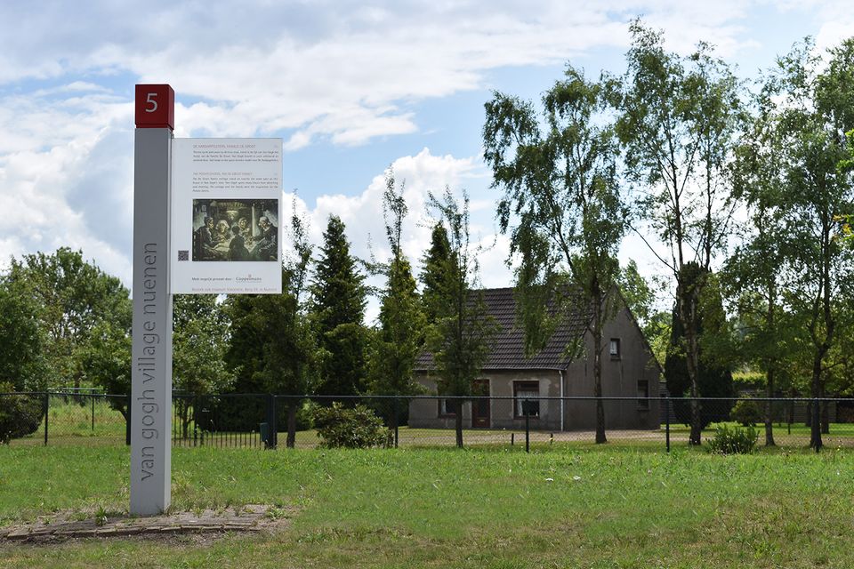 Met een groot stuk van meerdere figuren hoopt Van Gogh zich te bewijzen voor de buitenwereld. Maandenlang oefent hij op het schilderen van portretten, handen, het interieur. Zelfs klok en bestek.: tientallen studies gaan aan De Aardappeleters vooraf. Over het resultaat is hij zelf tevreden. Vincent beschouwt De aardappeleters als zijn eerste volwaardige werk. Maar zijn broer Theo en de bevriende kunstenaar Anthon van Rappard hebben grote kritiek op het werk.