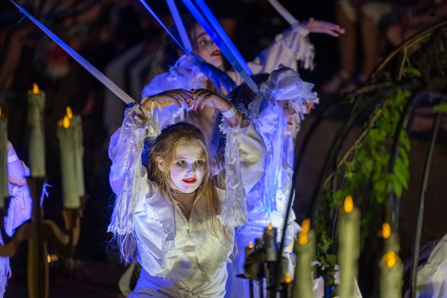 Gondelvaart in de Luts tijdens de feestweek in Balk met meerdere versierde gondels.
